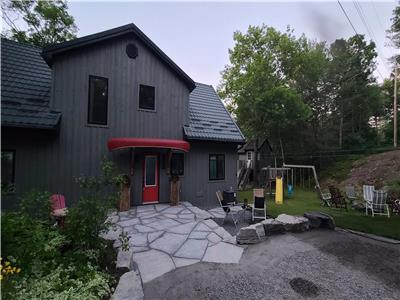 Beautiful waterfront cottage featured in a TV Show! with hot tub & WiFi at Tea Lake!
