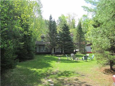 Gingerbread Cottage on Beautiful Bay Lake, a 10 minute drive to Bancroft