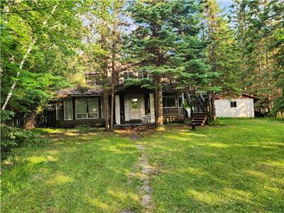 Gingerbread Cottage on Beautiful Bay Lake, a 10 minute drive to Bancroft