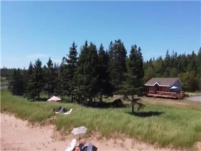 Watch YouTube video of property below! Secluded beach. A/C. Fire pit. Kayaks. Bbq. 2 km from ferry.