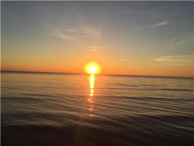 Lake Erie Lake House, near Rondeau Provincial Park!! ***SEPT WKNDS ARE $250 OFF - JUST $1500!!**