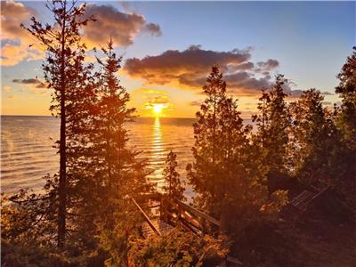 Loki's Lodge - Rustic Cedar Clifftop Log Cabin on Georgian Bay