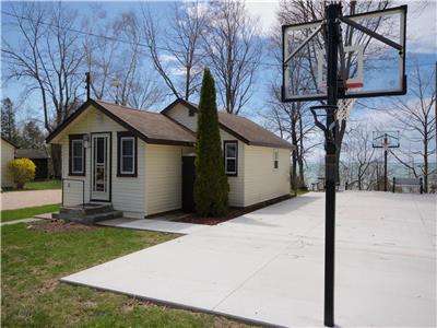 Firefly Cottage near Grand Bend: Charming Lakeview!, Basketball!