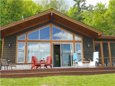 Beautiful Cottage on Lake Sainte-Marie