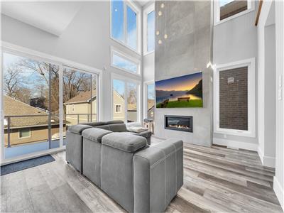 Grand Bend Modern Living Cottage: Luxury Central Beach House! No Fees or Cleaning Charges!