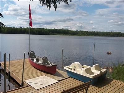 Lake Front 4Season Cottage 1.5Hr from GTA, Private, Quiet with Boats, BBQ, Wifi, Netflix, A/C & Heat