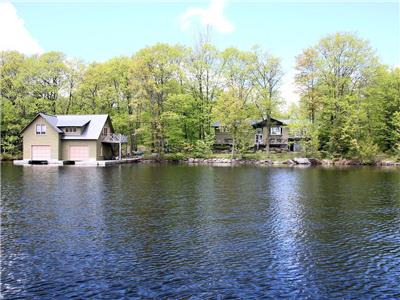 Beautiful, Family Friendly, Lakefront Cottage on Lake Muskoka with Boathouse