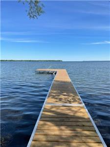 Lake Simcoe Viceroy 3 Bdrm Lakefront Home- 1 Hr from Toronto