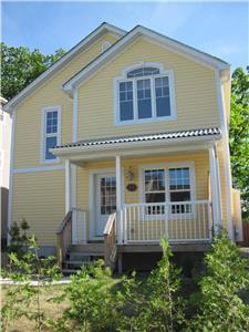 Large Modern Cottage, easy walk to Main Street and Beach.