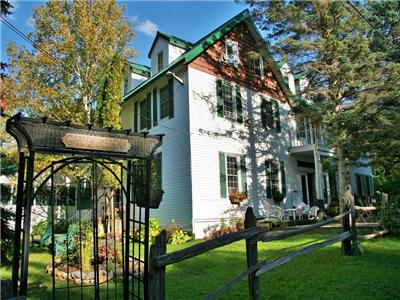 Slps 30 Entire Lakeside Inn (1889) Huntsville Muskoka &/or chalet nxt dr 10-12 more-25 min Algonquin