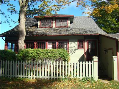 Bayfield heritage cottage: charm galore, covered veranda, BEAUTIFUL VIEWS, STEPS TO WATERFRONT!