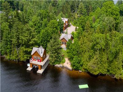 FERNGLEN WATERFRONT COTTAGE  **HOT TUB AND AMAZING VIEWS**