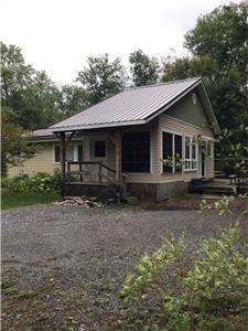 LAKESIDE MUSKOKA COTTAGE