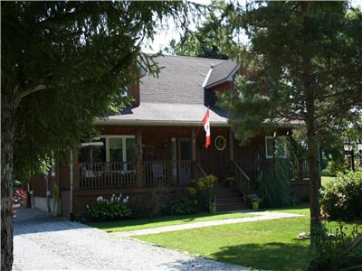 Bluewater Retreat:Luxury stay with amenities galore including hot tub.