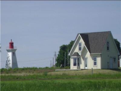 Starfish Beach House, Located right in Victoria by the Sea, Private 4 Acres, Adjacent to Lighthouse