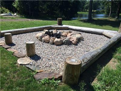 Madawaska River Escape: Hot Tub, Beach Volleyball, King Beds, High-Speed, Cell Service