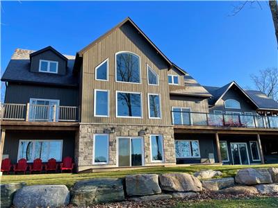 Barrett Chute Cottage and Ski Chalet, (Sleeps 12 Comfortably, Max 8 Adults)