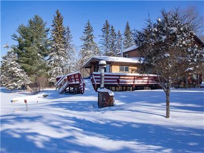 Bankside - Affordable Riverfront Cottage w/ Swimming, Pool Table, Air Hockey Table, AC
