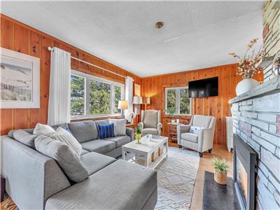 Bluewater Getaway! Lakefront Beauty with no Additional Fees or Cleaning Costs!