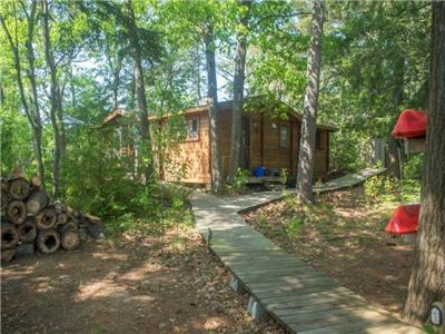Georgian Bay Escape - 3BR Island Cottage! Pet-Friendly w/ Wi-Fi, Kayaks, Canoe, Firepit