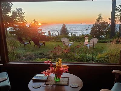 Hayloft Cottage... Beautiful Lakefront in Exclusive Oakwood Park, Grand Bend.