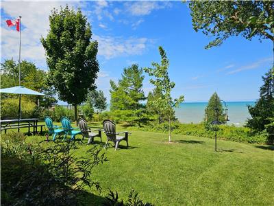 Lakefront cottage on beautiful beach minutes walk to Grand Bend.