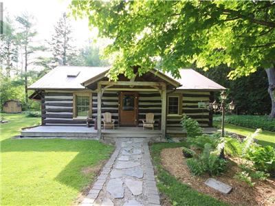Black's Point Cottage - Walk to the beach!
