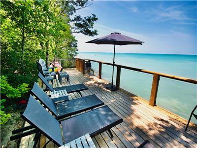 Grand Bend Lakehouse Cottage: Lakefront Beauty in Southcott Pines! End of August 8 Night Special!