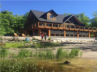 Log Chalet, modern conveniences in rustic setting  near Parry Sound