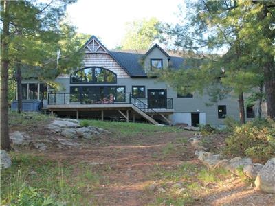 New luxury cottage in Muskoka that blends new finishes with cottage feel.