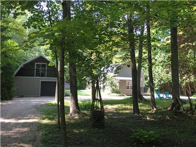 Horseshoe lane cottage with hot tub and 5 minute walk to the lake