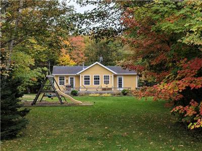 Barefoot Bungalow - Cottage in Cavendish with Pool & Hot Tub