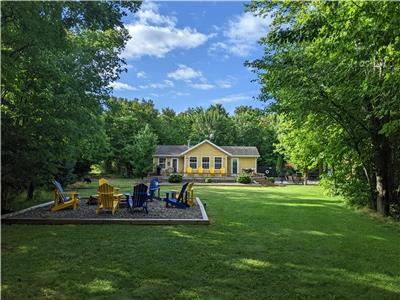 Barefoot Bungalow - Cottage in Cavendish with Pool & Hot Tub