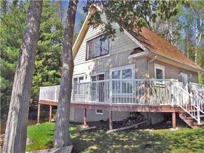 Beautiful Muskrat Lake Waterfront Cottage - Four Season - Come and Unwind! 1 Hour to Ottawa!