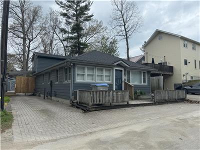 SPACIOUS COTTAGE JUST STEPS FROM GRAND BEND STRIP, BEACH & ACTIVITIES