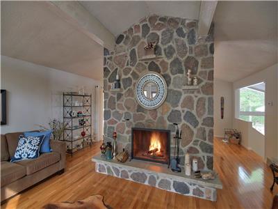 Woodside Cottage... Luxury In Southcott Pines, Grand Bend!