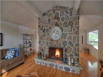 Woodside Cottage... Luxury In Southcott Pines, Grand Bend! No Fees or Cleaning Charges!