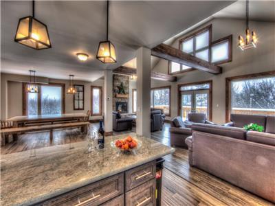 LUXURY CHALET at BLUE MOUNTAIN near Ski Hills, 6.5 bathrooms, HOT TUB, Ping Pong Table