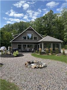 Peaceful Pines Cottage Calabogie Retreat Rental-max 8 guests