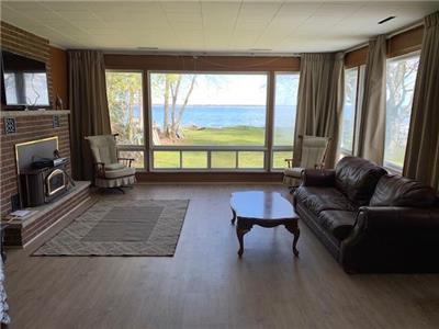 Lake Simcoe Waterfront Cottage, 45 minutes from Toronto