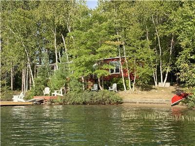Grandview Getaway-sandy beach, crystal clean water, cozy cottage at water's edge!!