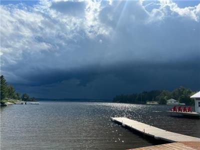 Le spectaculaire chalet au bord de l'eau avec vue rocheuse sur la rive sud du lac Nipissing
