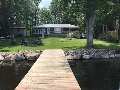 Quiet, Family-Friendly Waterfront Cottage on Beautiful Golden Lake!!
