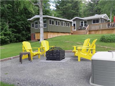 Rideau Lakes Cottage on a Peaceful Serene Bay on Whitefish Lake with Hot Tub