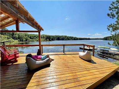 SERENDIPITY LODGE - nr Algonquin, sauna, wood stoves, stunning views & trails!