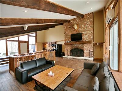 The Caribou Chalet (7-bdrms, hot-tub, sauna, slps 18, 2 min to Blu Mtn Village, 5 min to Beach)