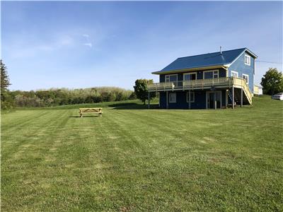 Beautiful French River Shore Beach House - Waterfront Gem