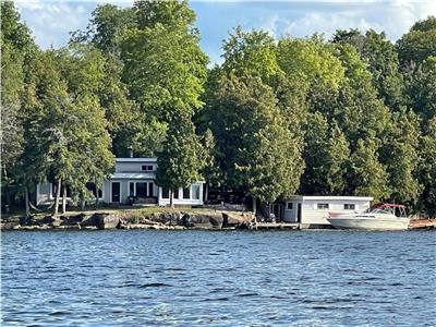 Waterfront Lakehouse and bunkie sleeps 10 on Rideau. WiFi, dock,kayaks,sunset