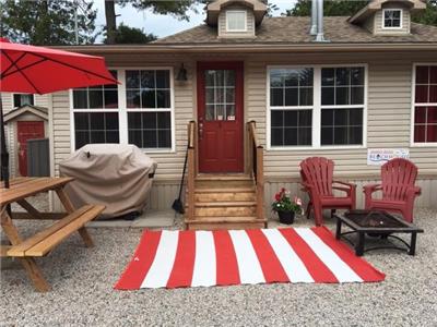 Downtown Grand Bend - Cozy 3 bdrm cottage a few steps to one of the best beaches in Canada!