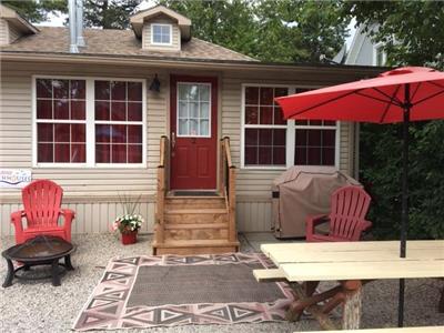 Downtown Grand Bend - Cozy 2 bdrm cottage a block away from the best beach in Ontario